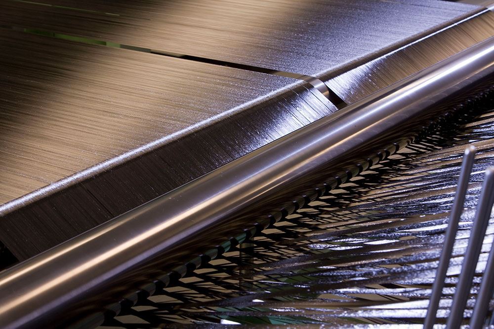 Comparação de parâmetros de desempenho entre fibra de carbono e metal