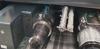 Rolos de fibra de carbono são usados ​​em ferramentas de retificação e seu de...